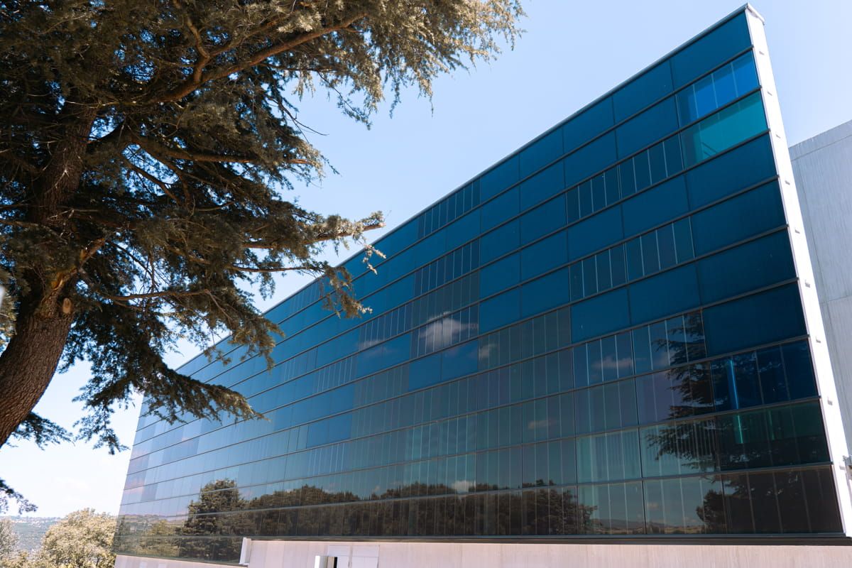 Vista general al muro cortina de vidrio fotovoltaico de silicio cristalino y amorfo de Onyx Solar para la UCAV Labs 