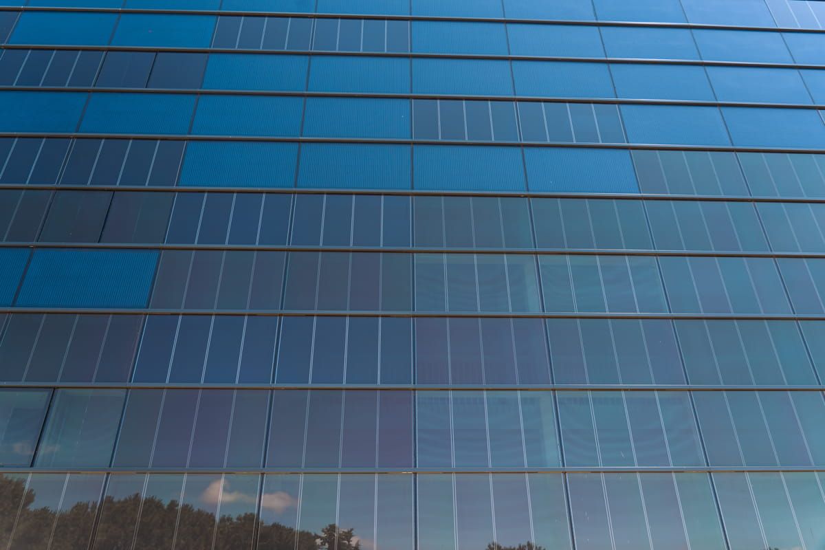 Detalles exteriores al muro cortina de vidrio fotovoltaico de silicio cristalino y amorfo de Onyx Solar para la UCAV Labs 