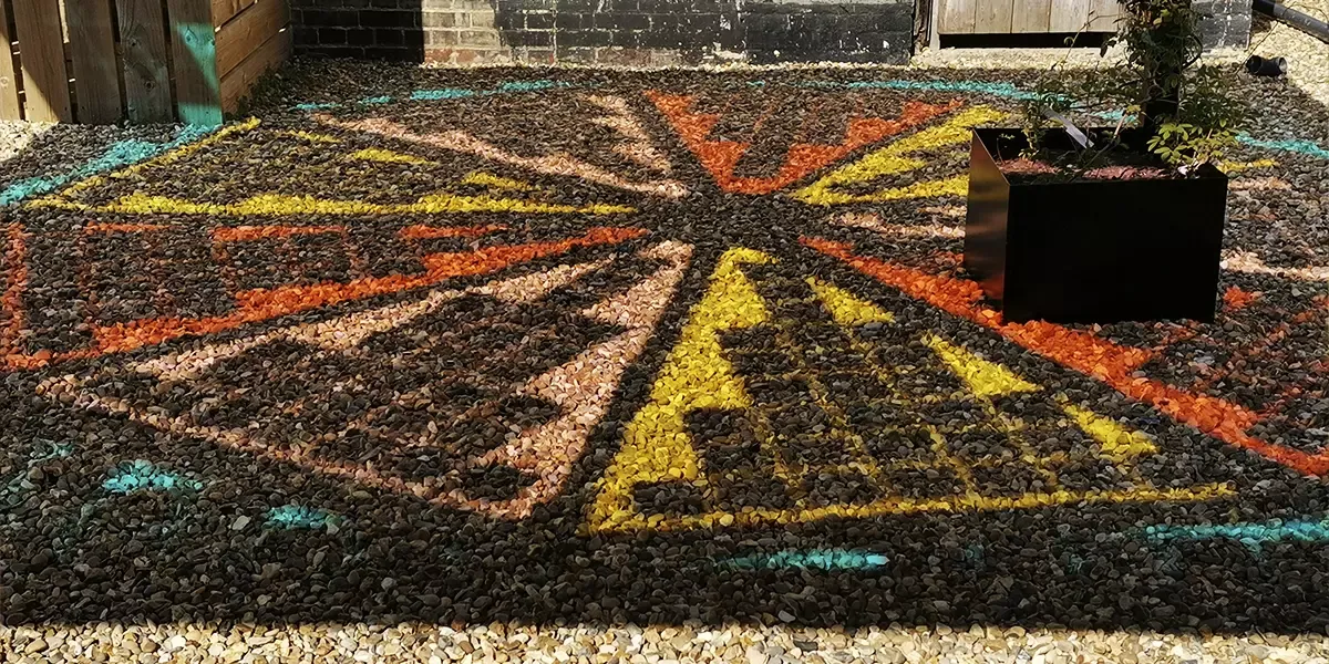 Sombra proyectada por la pérgola de Color construida con vidrio fotovoltaico de silicio cristalino fabricado por Onyx Solar